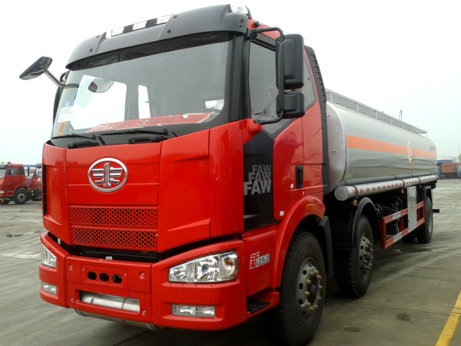 國五解放小三軸26方油罐車 國五解放小三軸26方油罐車