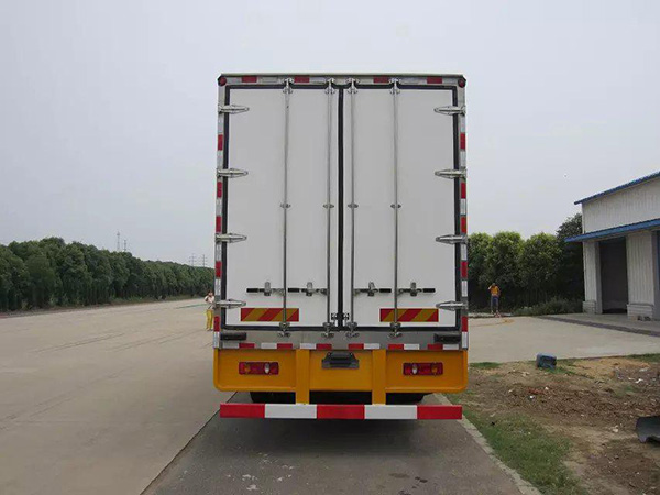 東風(fēng)天錦7.4米冷藏車