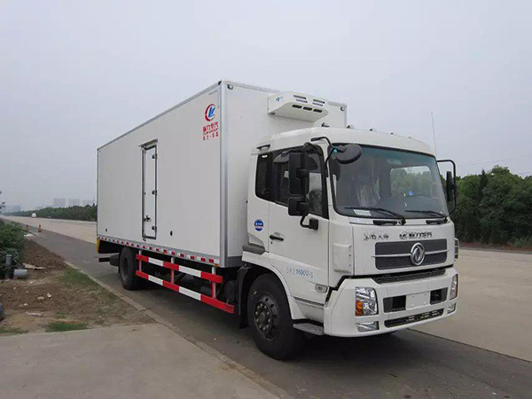 東風(fēng)天錦7.4米冷藏車