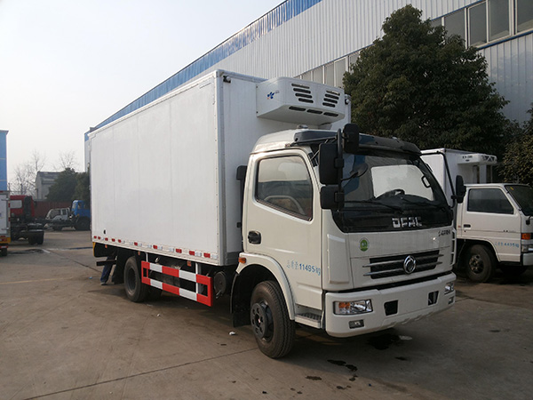 東風(fēng)多利卡5米貨廂冷藏車(chē)