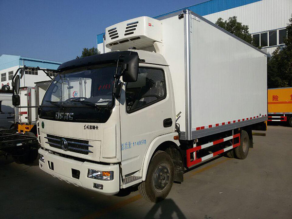 東風(fēng)多利卡5米貨廂冷藏車(chē)