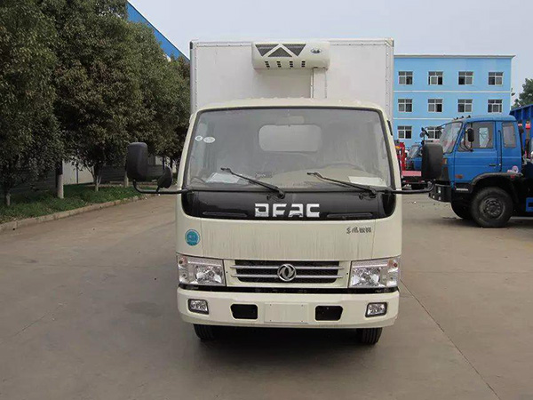 東風多利卡4米貨廂冷藏車