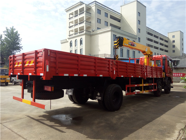 東風前四后四飛濤8噸隨車吊