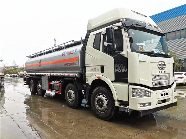 26方運(yùn)油車，解放前四后六運(yùn)油車發(fā)車到遼寧大連