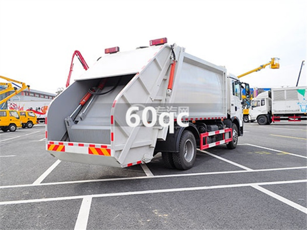 國(guó)五重汽壓縮式垃圾車