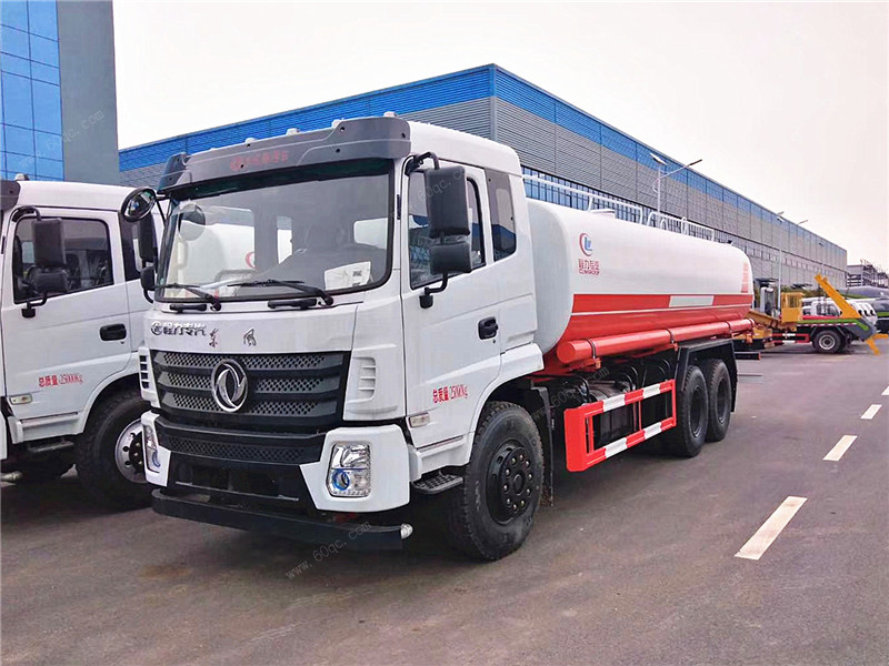 東風D17后雙橋灑水車