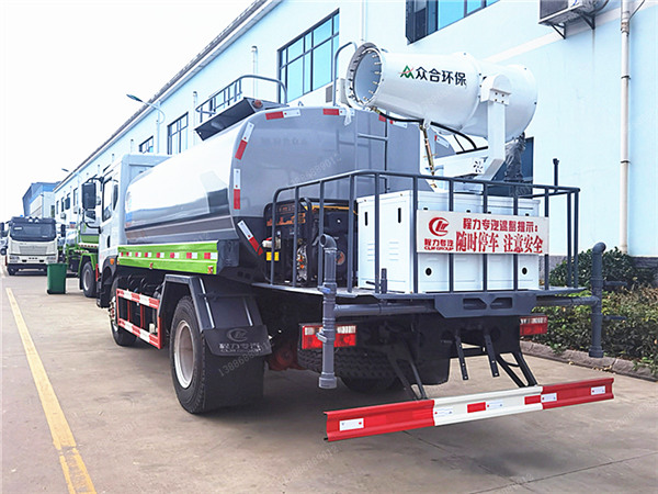 東風(fēng)多利卡D9灑水霧炮車